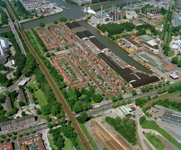 842588 Luchtfoto van de Schepenbuurt en omgeving te Utrecht, uit het zuidoosten. Op de voorgrond Cartesiusweg, links de ...